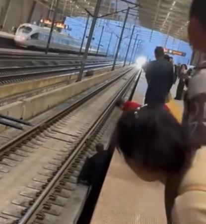 鐵路部門回應“網傳有旅客跳入股道撿行李箱逼停列車”：是旅客不