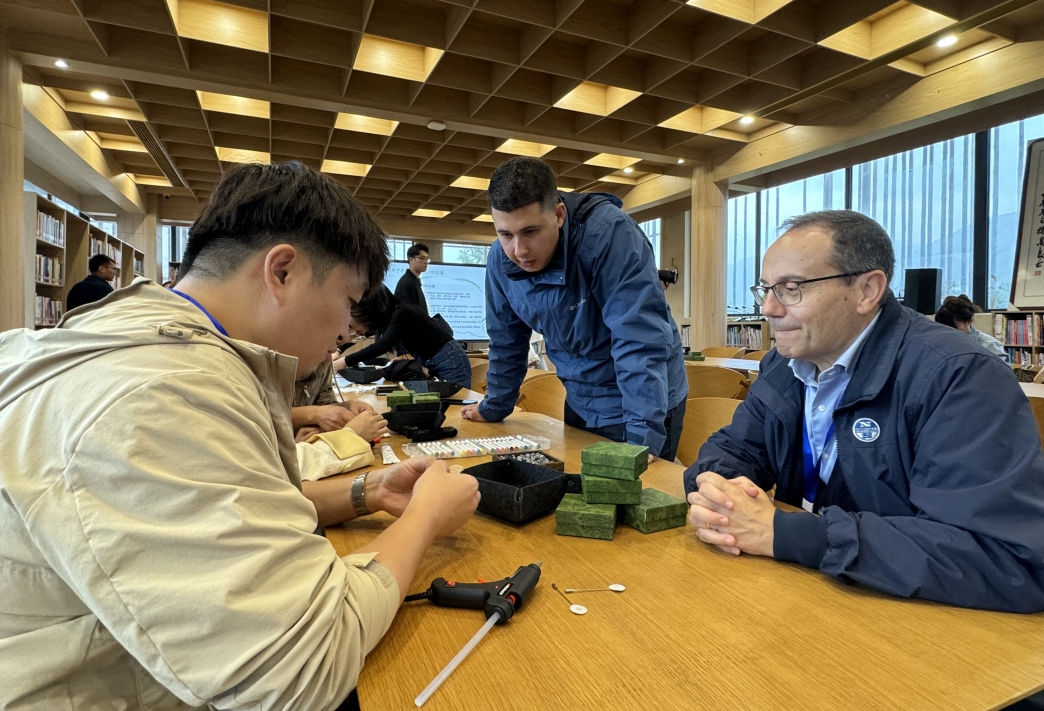 記者在青山村手工制作植物胸針