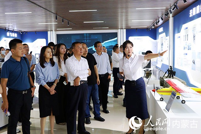 與會(huì)人員參觀調(diào)研低空經(jīng)濟(jì)產(chǎn)業(yè)園。實(shí)習(xí)生 惠佳攝
