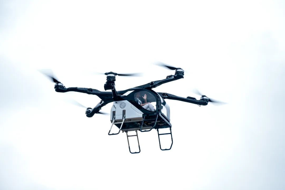 小鵬匯天 “陸地航母”，廣州車(chē)展首次公開(kāi)載人飛行圓滿(mǎn)完成