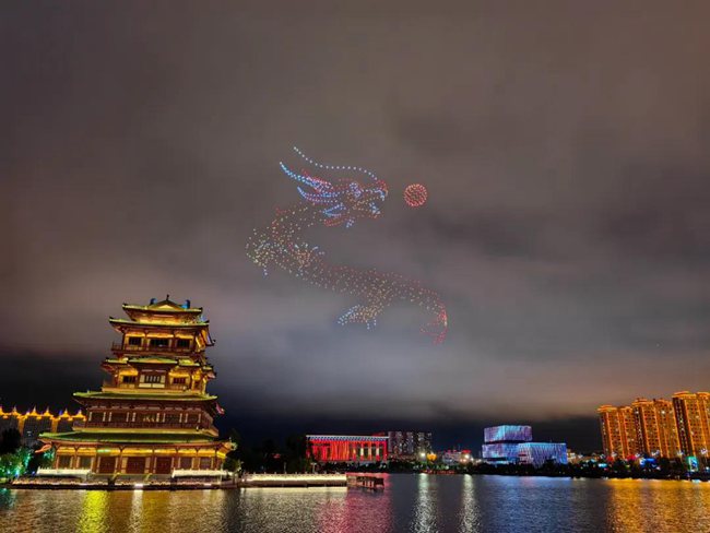 夜空閃耀 千架無人機(jī)點(diǎn)燃吉祥敦化夜經(jīng)濟(jì)