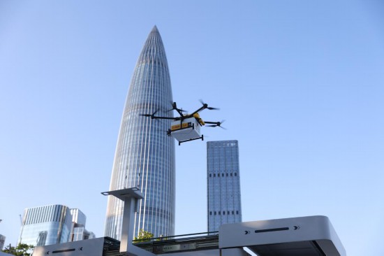 2023年9月20日，一臺小型無人機盤旋在深圳人才公園上空，正在為游客配送外賣。新華社發
