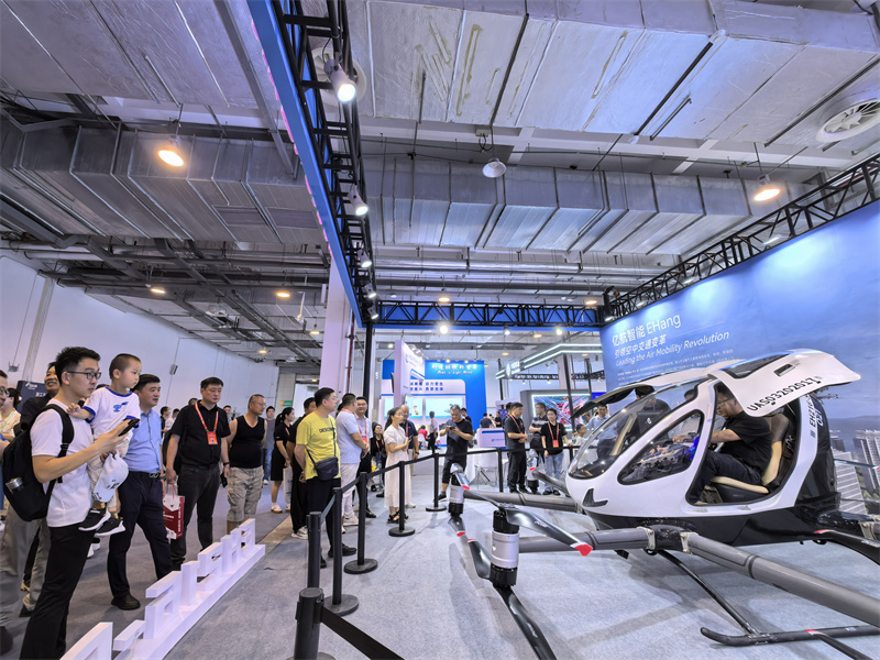 觀眾沉浸式體驗低空航空器。人民網記者 汪瑞華攝