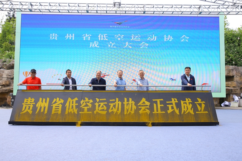 領導及嘉賓共同推動鎏金沙推桿。