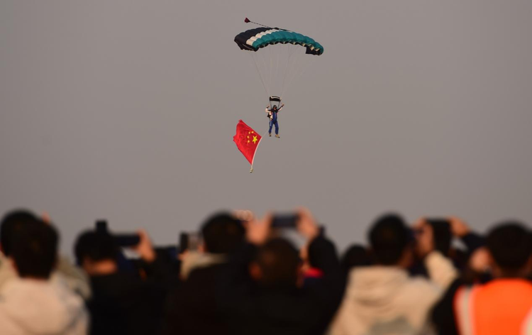 滄州:飛行表演助力發展低空經濟