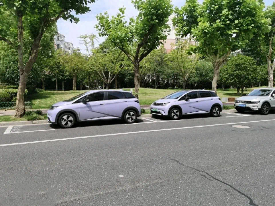 養一輛10萬的純電車與10萬的燃油車，10年的花費差距會有多