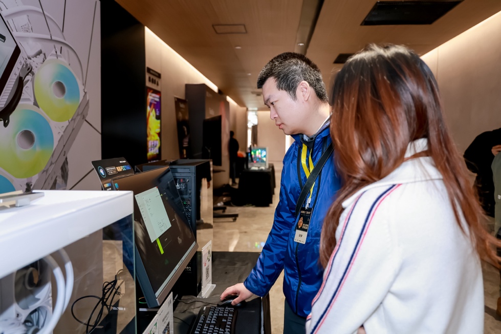 人在玩電腦

描述已自動生成