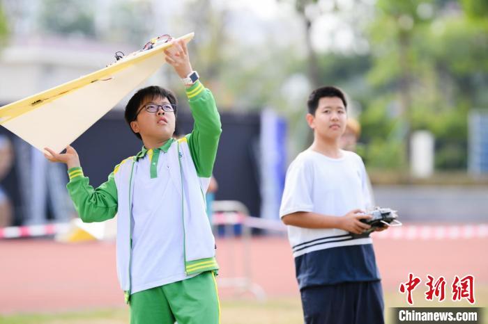 2025低空經(jīng)濟(jì)報： 數(shù)百名青少年選手鵬城“比武” 航空模型大賽