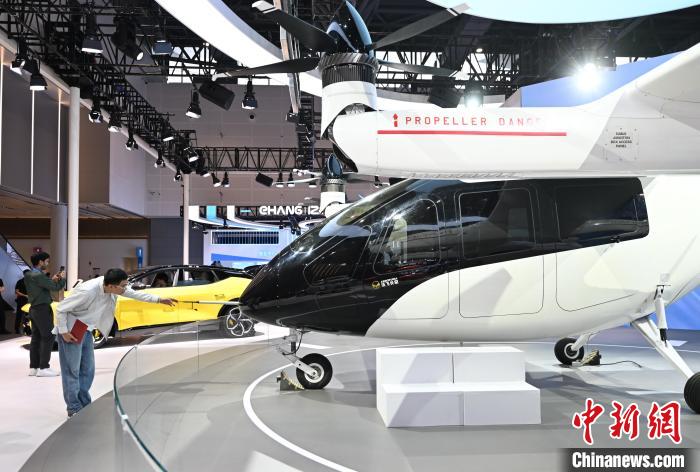 低空經濟2025： 第三屆全球數貿會：高科技飛行器吸引參觀者