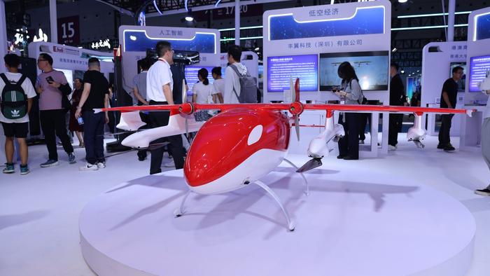 2025低空經濟報: 2024快遞包裹“飛”起來,無人機“快遞員”擠進低空經濟賽