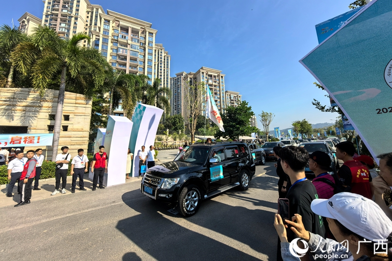 “向廣西出發(fā)”自駕游活動正式發(fā)車。人民網(wǎng)記者 覃心攝