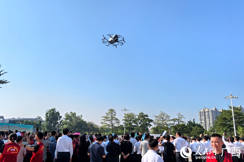 無人駕駛載人航空器飛行展示。人民網(wǎng)記者 覃心攝