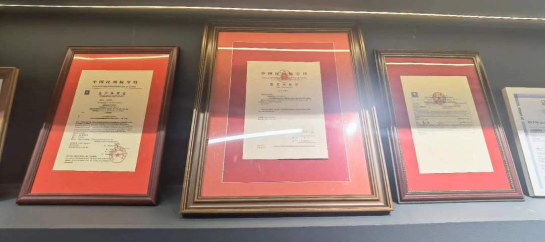 EH216-S無人駕駛載人無人機獲得的全球首張型號合格證、生產許可證與標準適航證。姜曉丹 攝