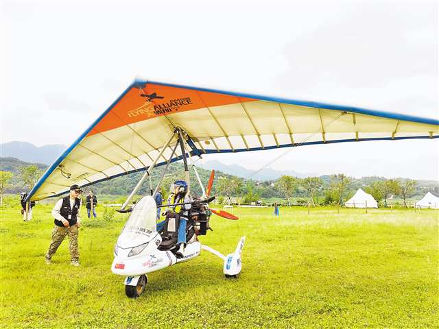 4月30日，首屆重慶低空飛行消費(fèi)周巴南分會場活動啟動，圖為游客體驗(yàn)低空飛行。通訊員 羅莎 攝/視覺重慶