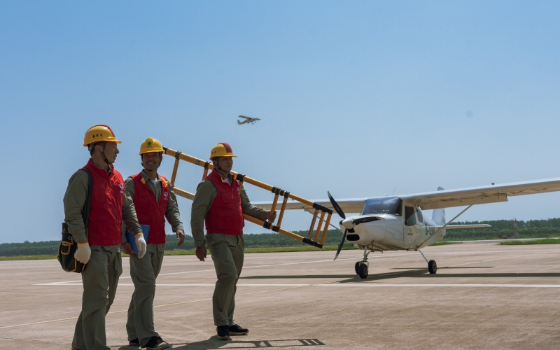 “鄂電紅馬甲”在通用航空及衛星產業園檢查線路。