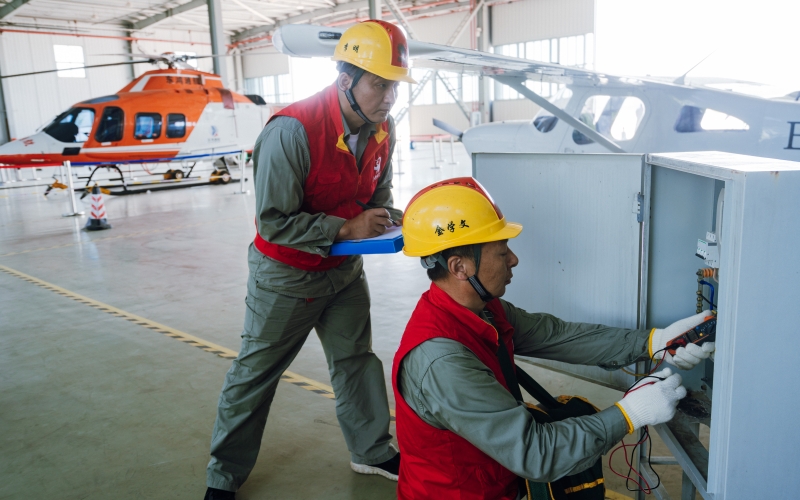 “鄂電紅馬甲”在通用航空及衛星產業園檢查線路。