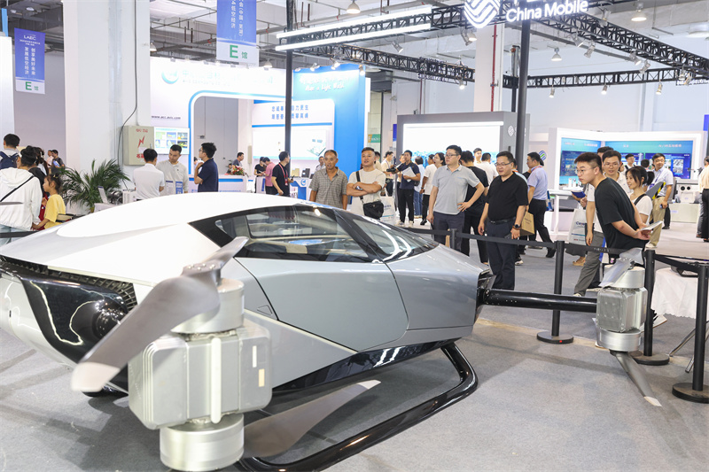 展會現(xiàn)場，低空載人飛行器備受關注。人民網記者 張俊攝