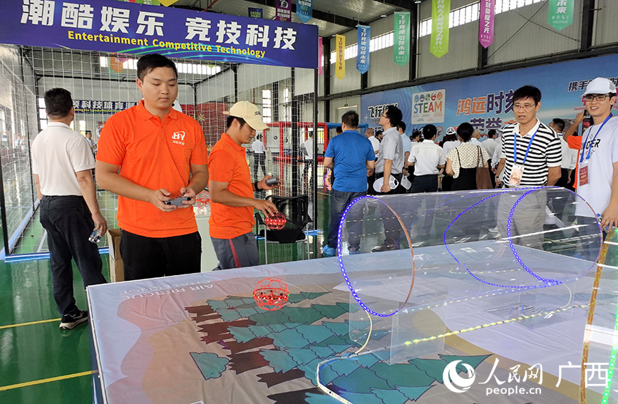 競技類無人機展示。人民網(wǎng) 付華周攝