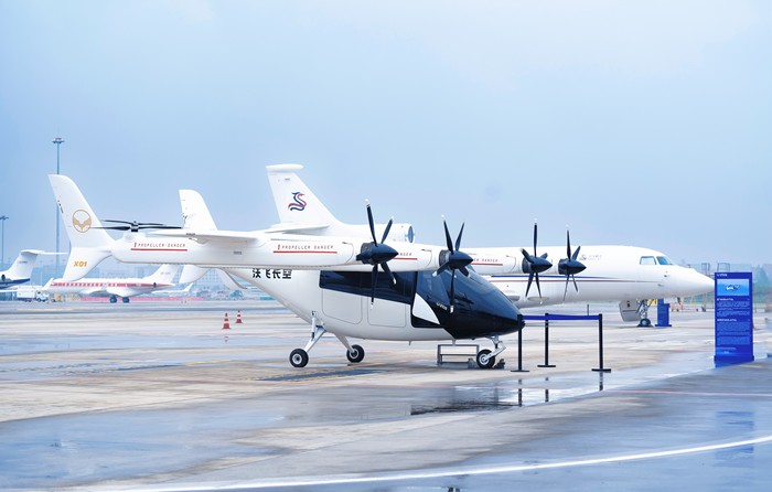 圖2：成都FBO停機坪上展示“公務機+eVTOL”全新出行方式.jpg