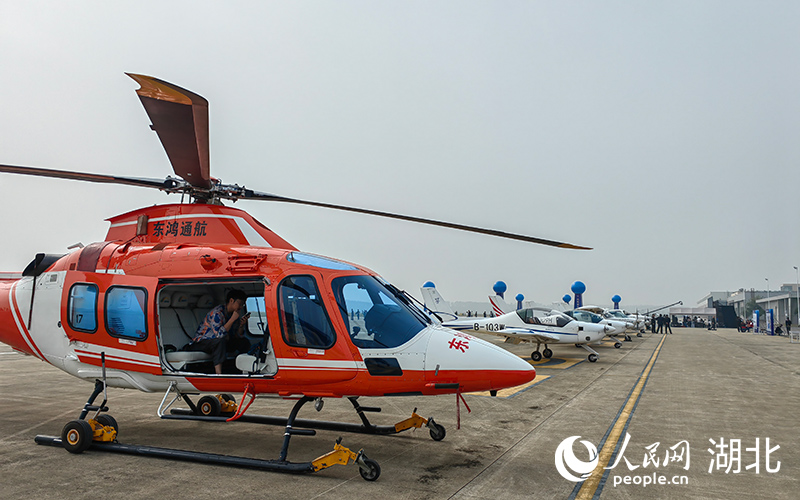 武漢漢南機(jī)場運行的各類飛行器。人民網(wǎng)記者 郭婷婷攝